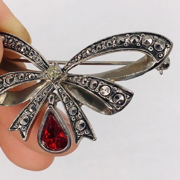 VINTAGE Avon Brooch Birthday Bow Faux Ruby Birthstone Silver Tone Rhin… - Picture 2 of 7